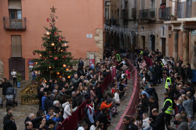 Prop de 400 nens fan cagar el tió “més llarg del món” per Sant Esteve a Alcover