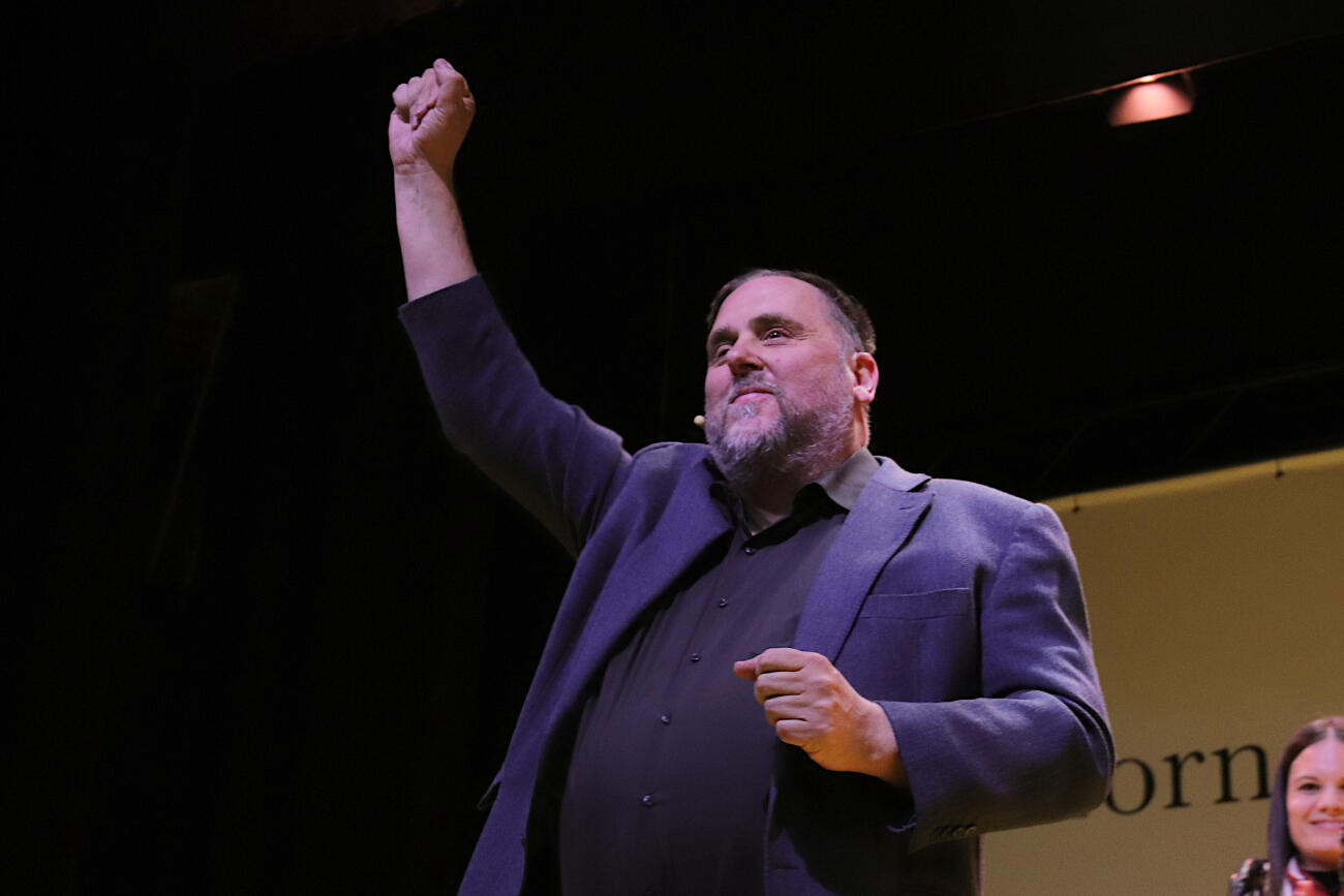 Oriol Junqueras, amb el puny alçat a l'inici del darrer acte de Militància Decidim abans de la darrera votació de les primàries d'ERC (fotografia: ACN).