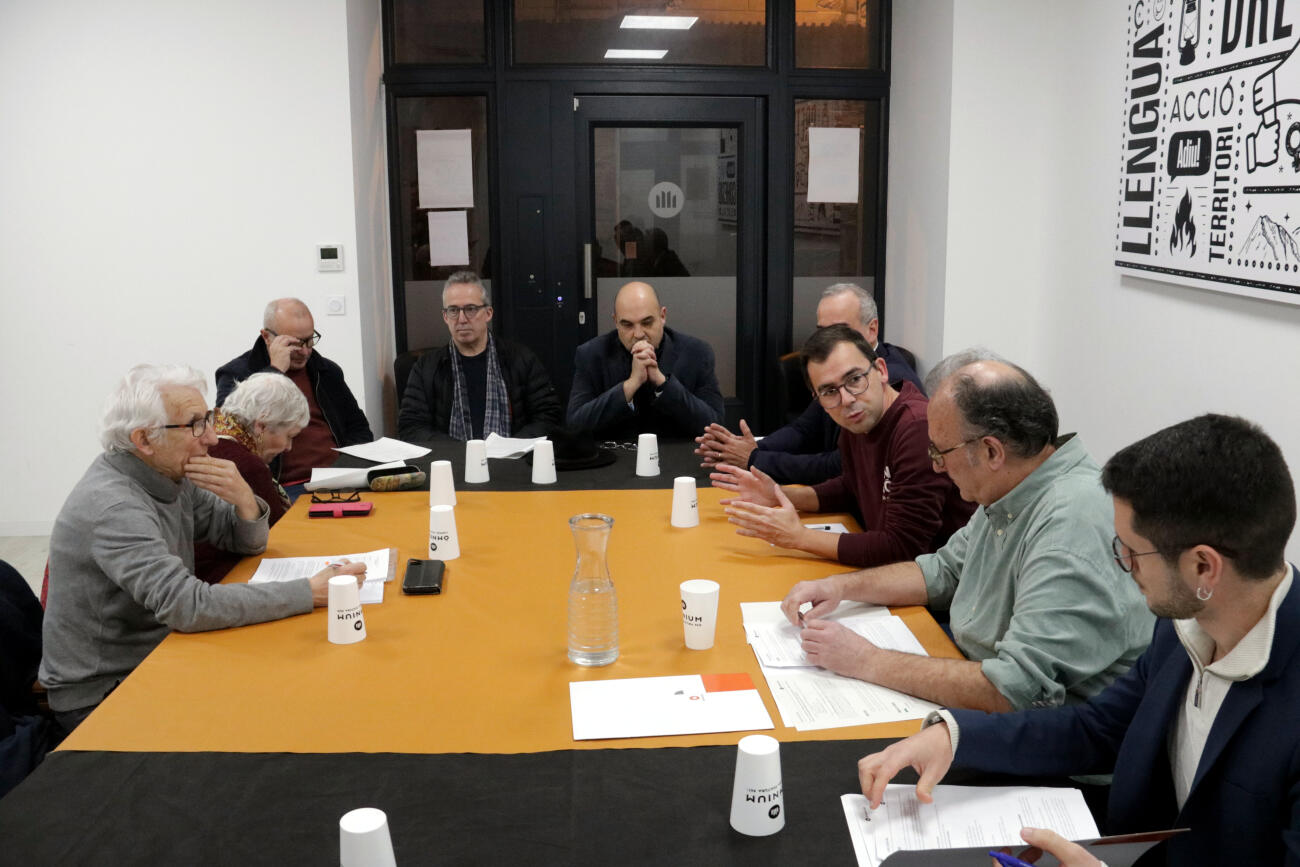 Reunió entre batlles de la Catalunya del Nord i Òmnium a Perpinyà, el desembre (fotografia: ACN).