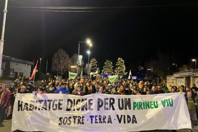 Unes 1.500 persones es mobilitzen a la Seu d’Urgell per un habitatge digne al Pirineu