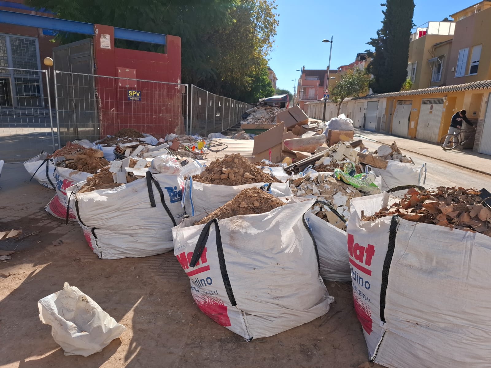 L'exterior de l'IES 25 d'abril, d'Alfafar (fotografia: STEPV).