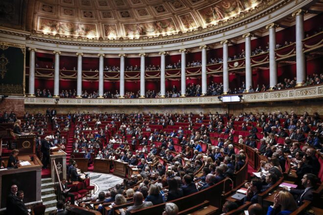 L’esquerra i l’extrema dreta tomben juntes el govern francès i deixen Macron en una situació molt delicada