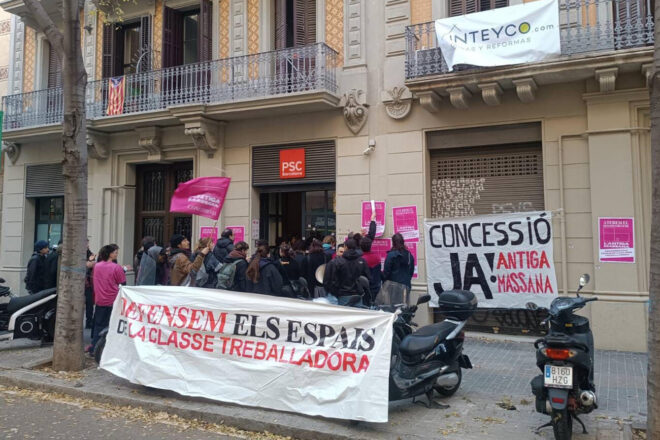 Activistes ocupen la seu del PSC de Barcelona per exigir que s’aturi el desallotjament de l’Antiga Massana