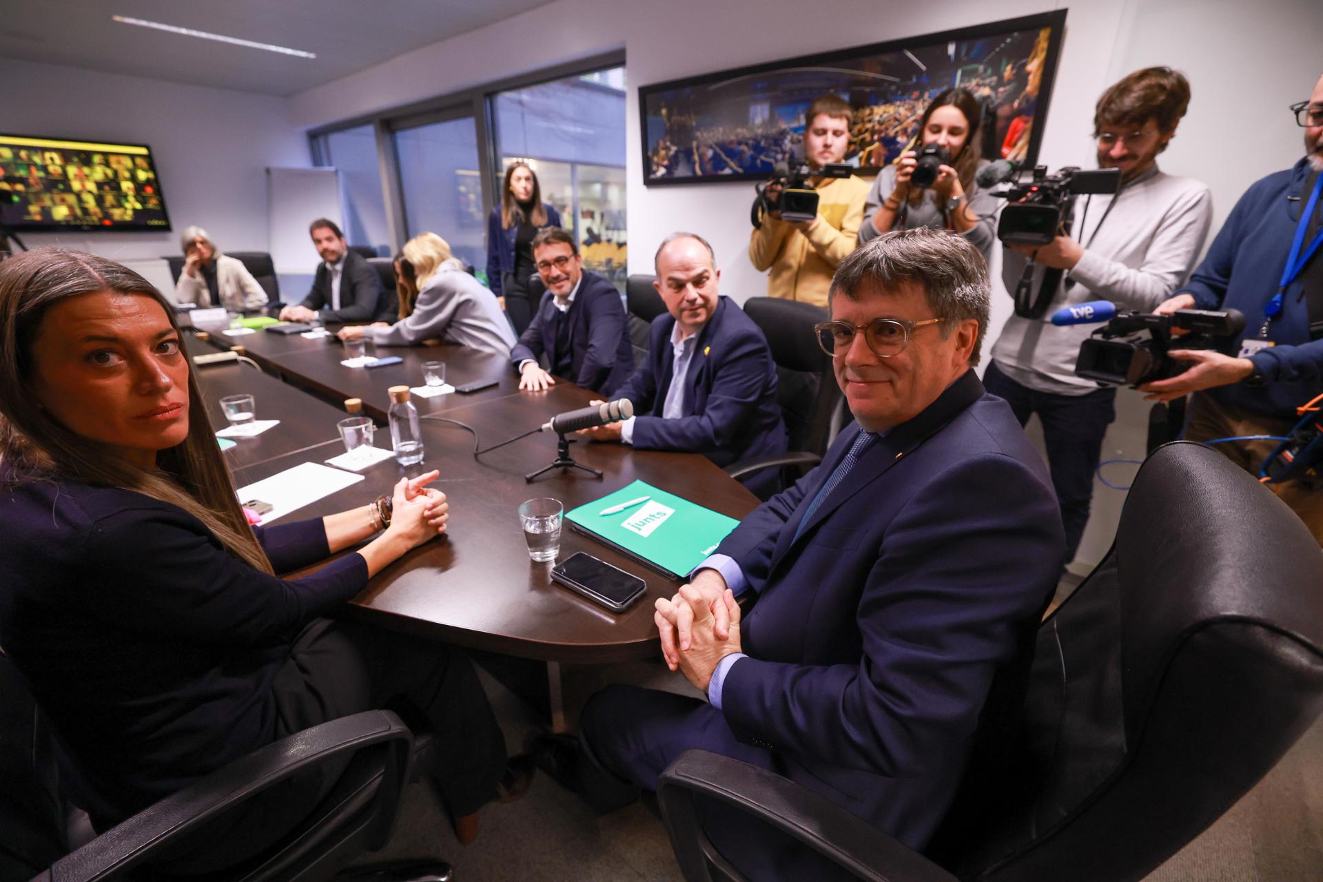 Carles Puigdemont i més membres de la direcció de Junts en la reunió d'aquest matí (fotografia: Efe).