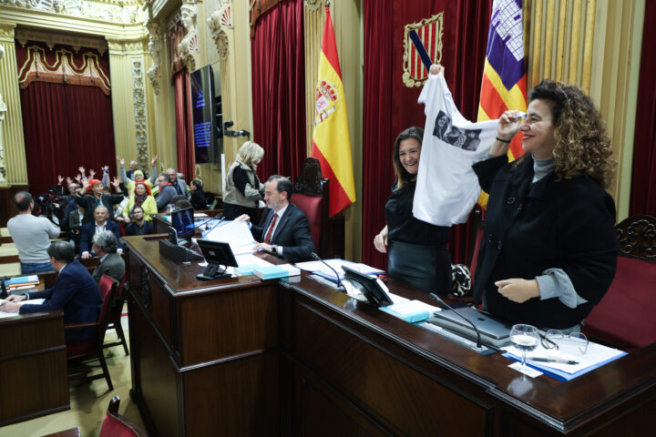 Les vice-presidentes socialistes, Pilar Costa i Mercedes Garrido, sostenen la camiseta amb la cara de les Roges del Molinar (fotografia: Martí Gelabert)