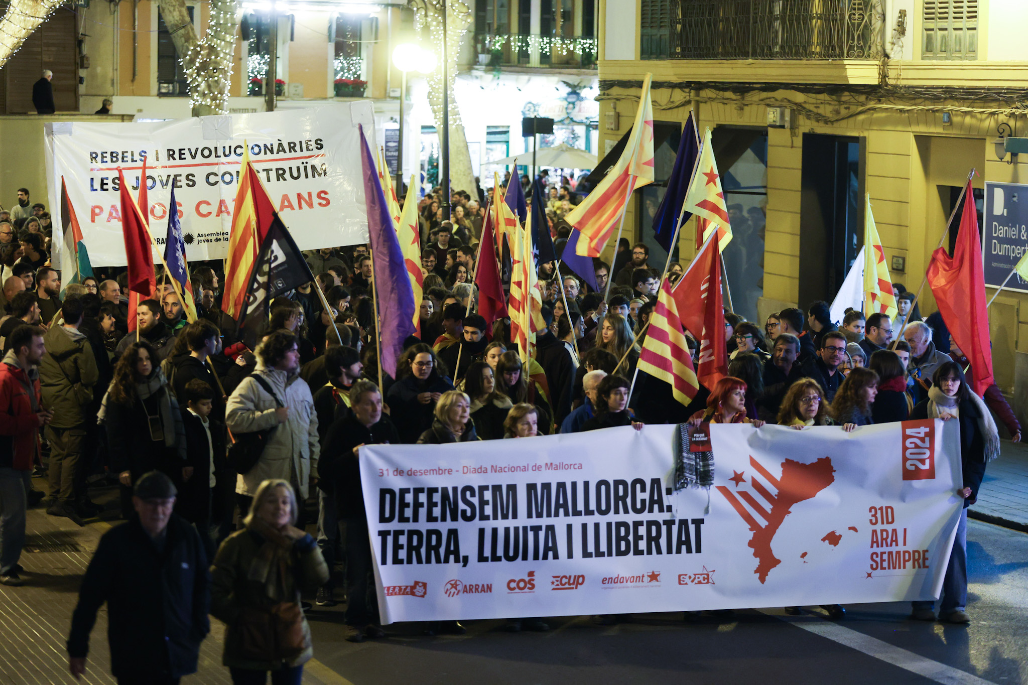 Arxiu – Centenars de persones amb pancartes i banderes durant la Diada a Mallorca, el 30 de desembre de 2023, a Palma (Illes). Fotografia: Tomàs Moyà / Europa Press.