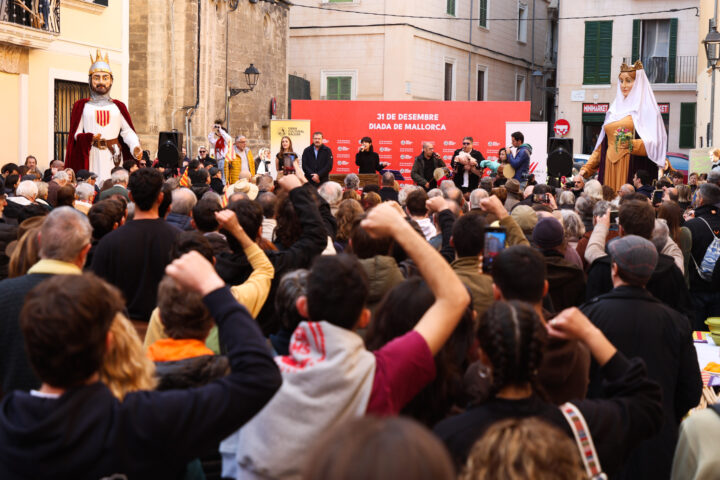 Moment del cant de ‘La Balanguera’ en la celebració de la Diada de Mallorca (fotografia: Martí Gelabert)