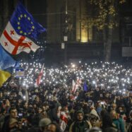 Els georgians prenen els carrers contra la decisió del govern d’aturar les negociacions amb la UE