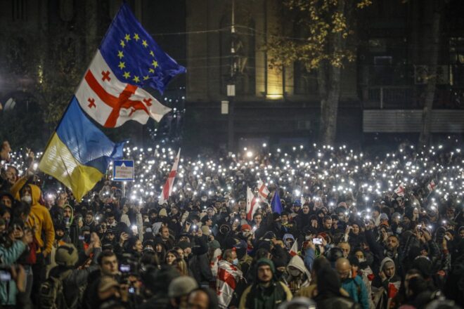 Els georgians prenen els carrers contra la decisió del govern d’aturar les negociacions amb la UE