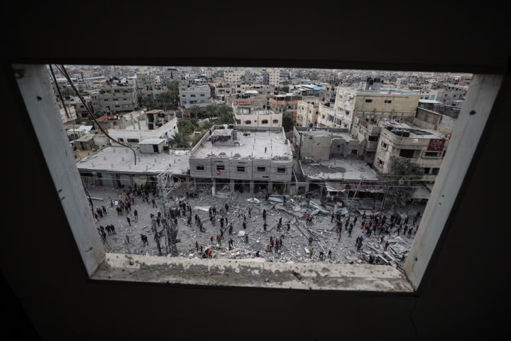 Ciutadans palestins inspeccionen les restes d'un edifici bombardat per l'exèrcit israelià aquest març a Rafah, a Gaza (fotografia: Loay Ayyoub/The Washington Post).