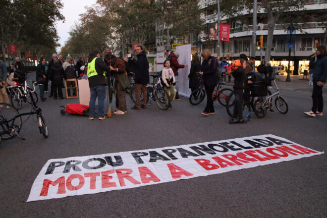 Entitats i veïns tallen la Gran Via de Barcelona per protestar contra la ‘Papanoelada Motera’