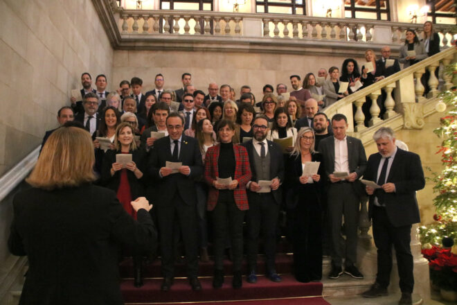 Diputats, treballadors de la casa i periodistes entonen nadales al parlament