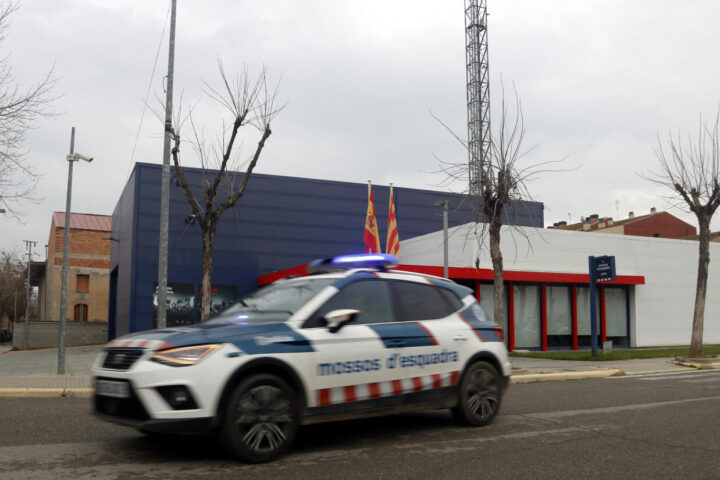 Un cotxe dels Mossos d'Esquadra al davant de la comissaria de Mollerussa (fotografia: ACN).