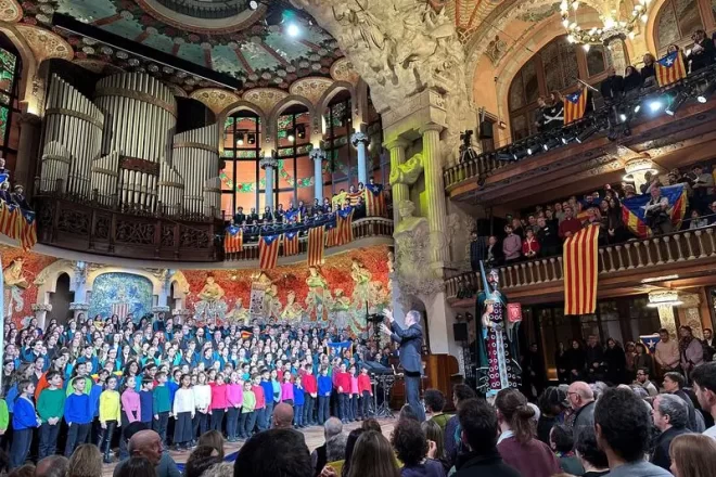 [VÍDEOS] Estelades i crits d’independència al concert de Sant Esteve al Palau de la Música