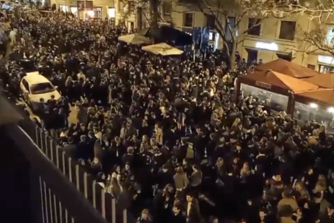 Unes 1.500 persones participen en la polèmica entrompada de Nadal del carrer de Mandri de Barcelona