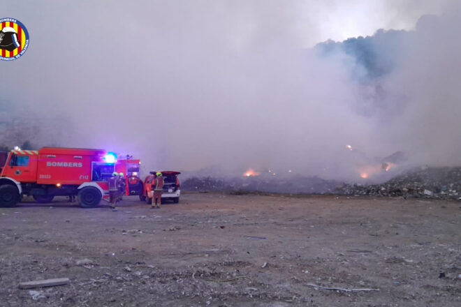 Desallotgen tres residències i la urbanització de Sant Cristòfor per l’incendi d’Alberic