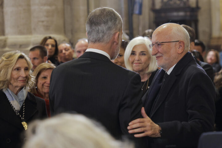 Felipe VI saluda Juan Roig i Hortensia Herrero després del funeral per les víctimes de la gota freda (fotografia: EFE / Kai Fösterling).