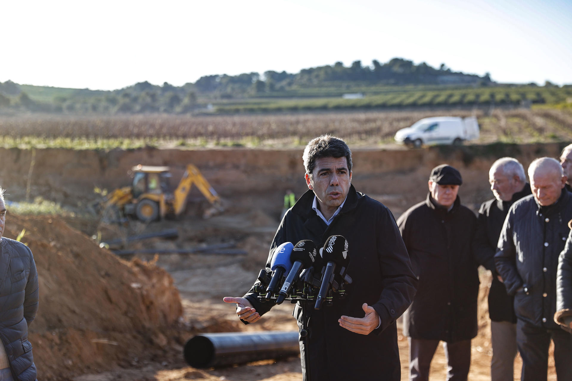 Carlos Mazón visita un camí rural a Godelleta, dilluns (fotografia: EFE / Manuel Burque)