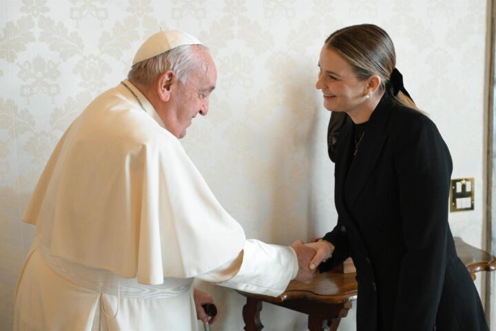 La presidenta Marga Prohens amb el papa Francesc, ahir al Vaticà (fotografia: Vatican Media).