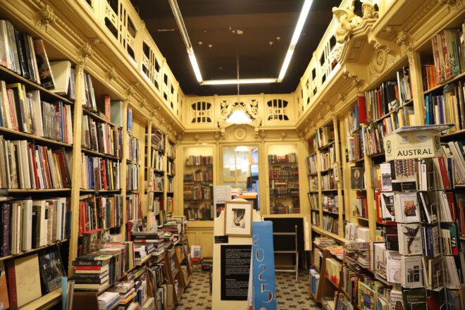 Reobre la llibreria Sant Jordi al barri Gòtic de Barcelona amb un projecte renovat