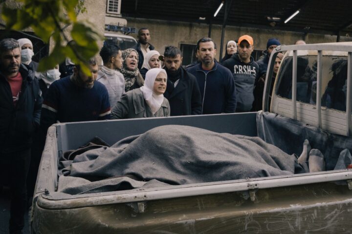 Una multitud congregada davant un dipòsit de cadàvers a Damasc observa l’arribada d’un camió amb els cadàvers de tres presumptes membres de les forces de seguretat del règim d’al-Assad (fotografia: Lorenzo Tugnoli/The Washington Post).