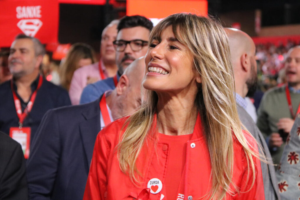 El jutge cita Begoña Gómez a una audiència preliminar i l’amenaça amb la “força pública” si no es presenta