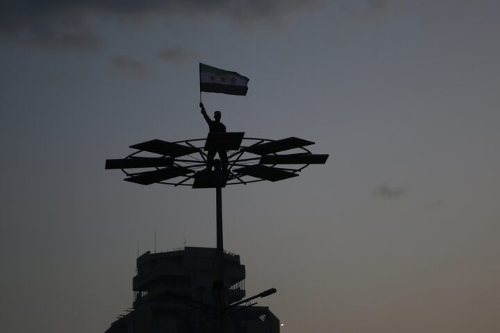 Pujat sobre un tanc, un soldat rebel celebra la caiguda del règim d'Assad a Síria, que va esfondrar-se per sorpresa després d'una ofensiva llampec de l'oposició aquest desembre (fotografia: Bilal Al Hammoud/Efe).