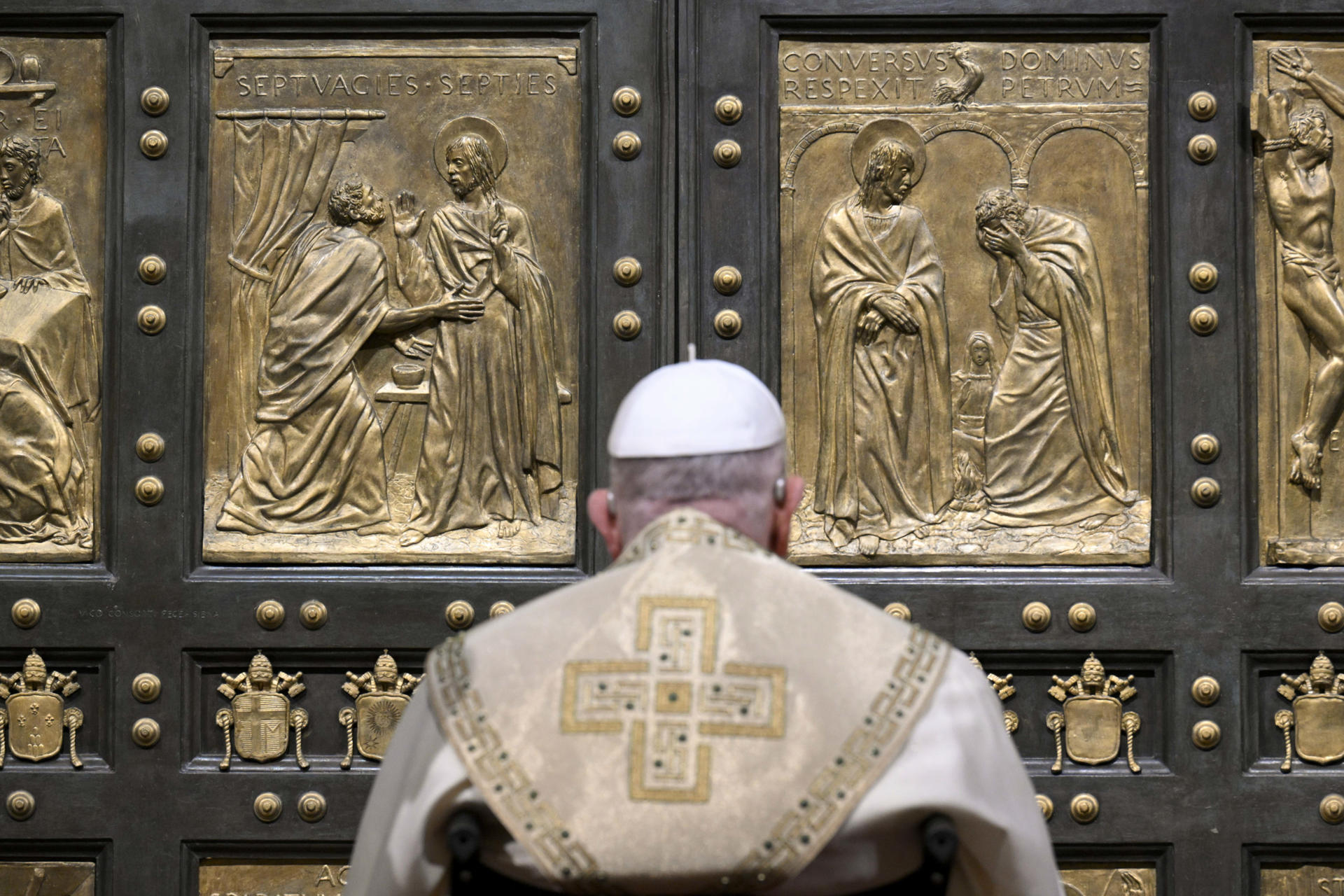 El Papa obre la porta santa a Roma, en l'inici del jubileu