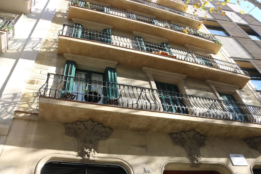 Aturat temporalment el desnonament d’una veïna del Bloc Papallona de Barcelona