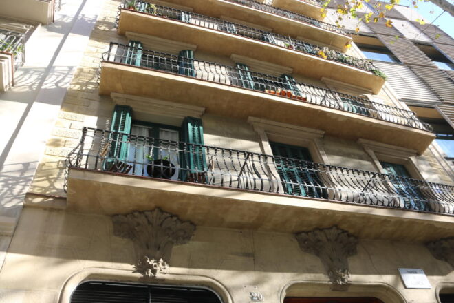 Aturat temporalment el desnonament d’una veïna del Bloc Papallona de Barcelona