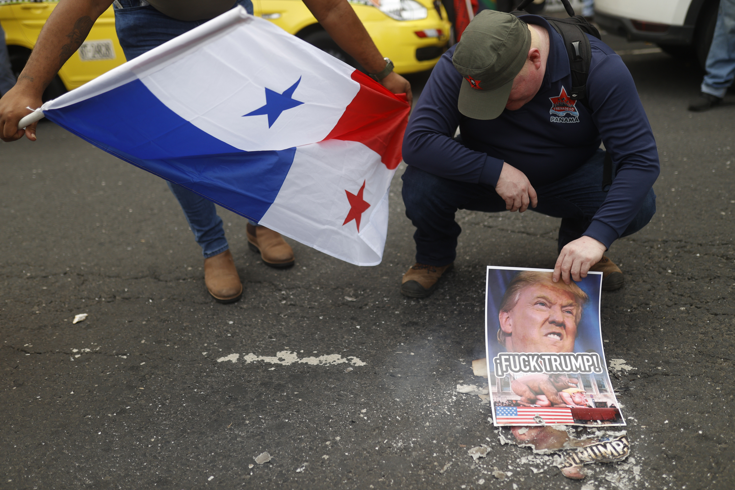 Dos manifestants sostenen una bandera del Panamà durant una manifestació a Ciutat del Panamà, dilluns passat, per a protestar contra les amenaces de Trump sobre el canal (fotografia: Bienvenido Velasco/Efe). 
