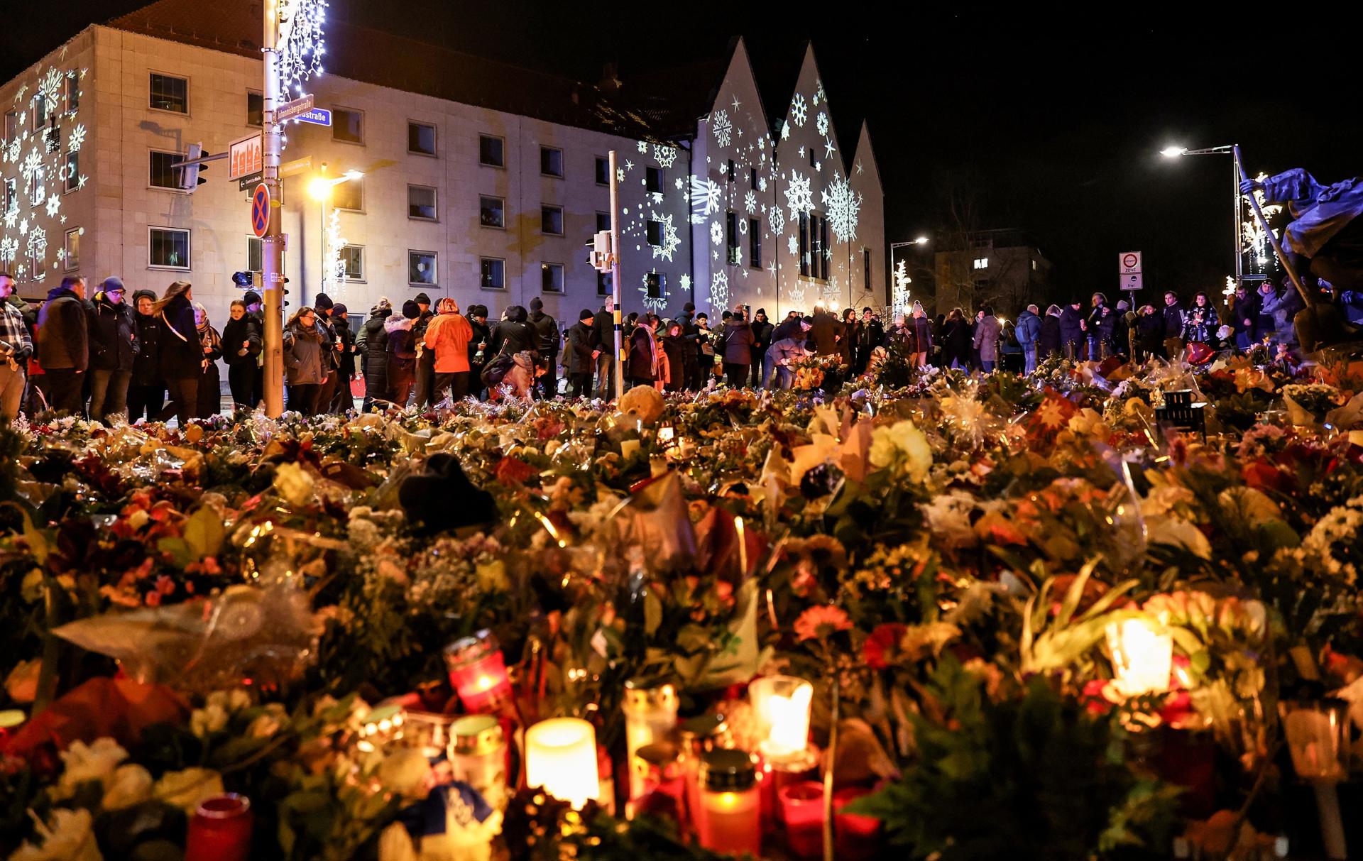 Flors en record dels morts, al mercat de nadal de Magdeburg