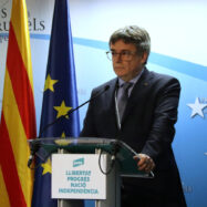 Sánchez entoma el risc de quedar a la deriva després de l’amenaça de Puigdemont