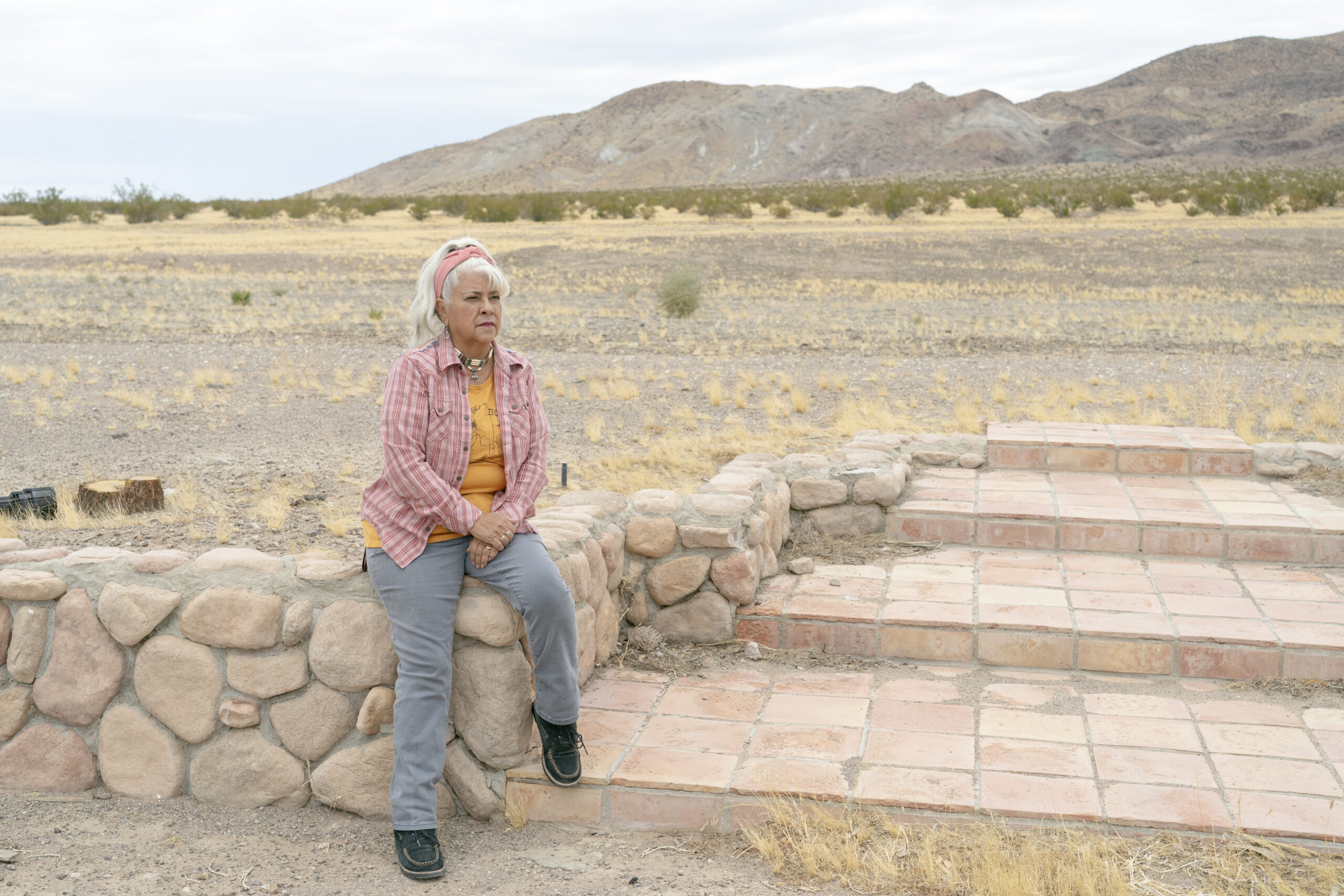 Roberta Walker, la dona en què es basa el personatge de Donan Jensen al film 'Erin Brockovich', seu a l'entrada del que va ser la seva segona casa a Hinkley (fotografia: Kyle Grillot/The Washington Post).