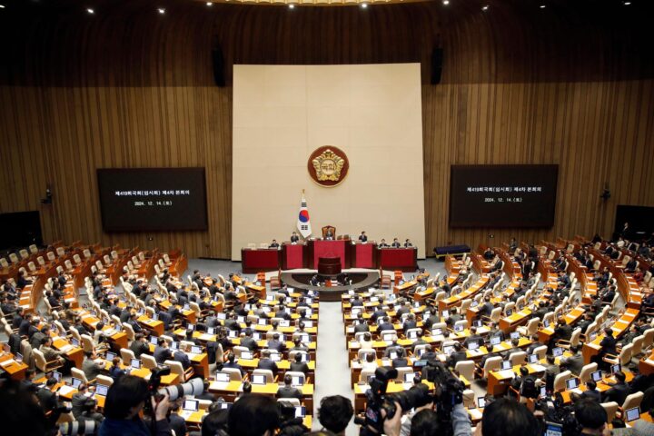 Un moment de la votació al parlament de Corea del Sud (fotografia: EFE / EPA / Woohae Cho).