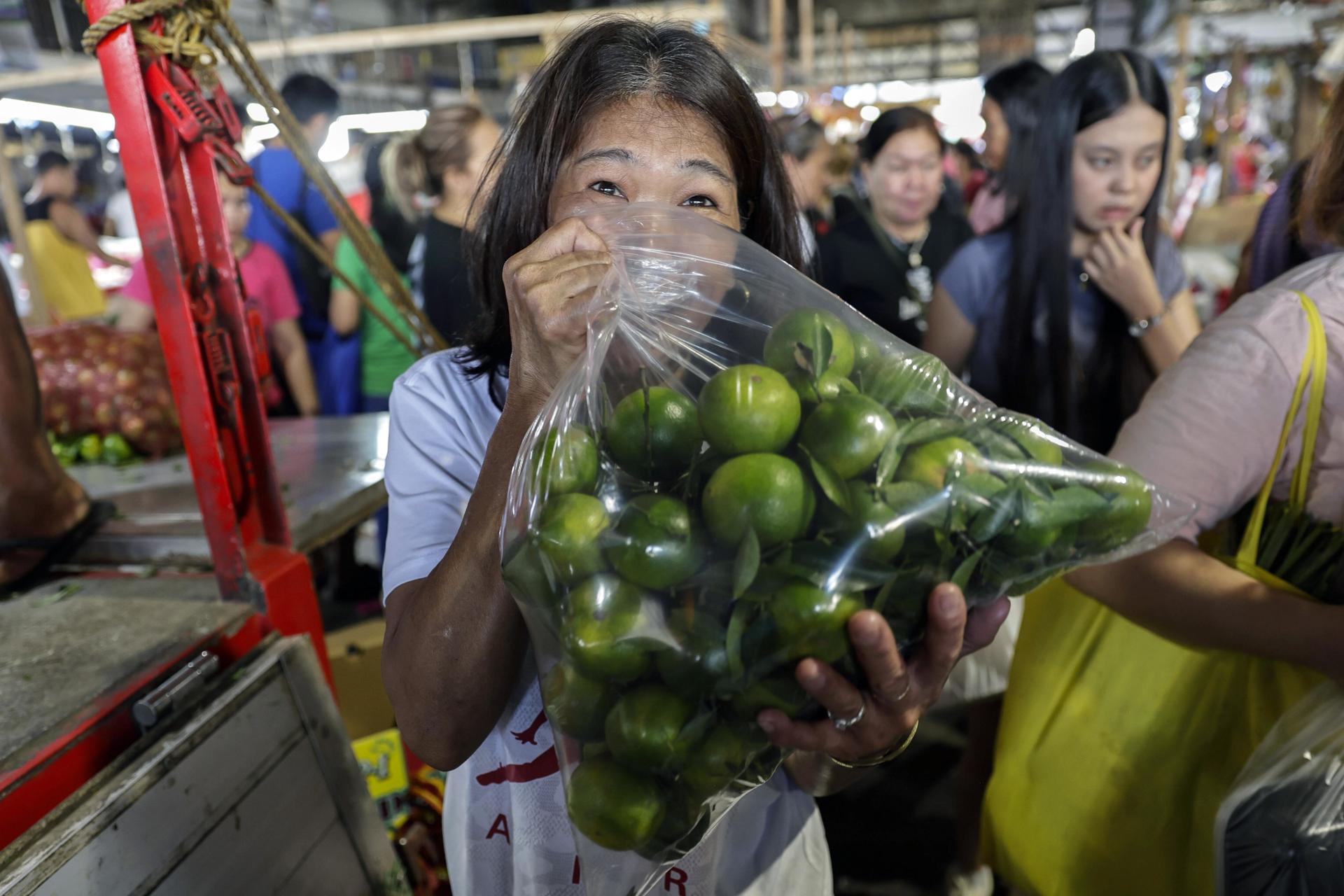 A les Filipines mengen fruita per saludar l'any nou