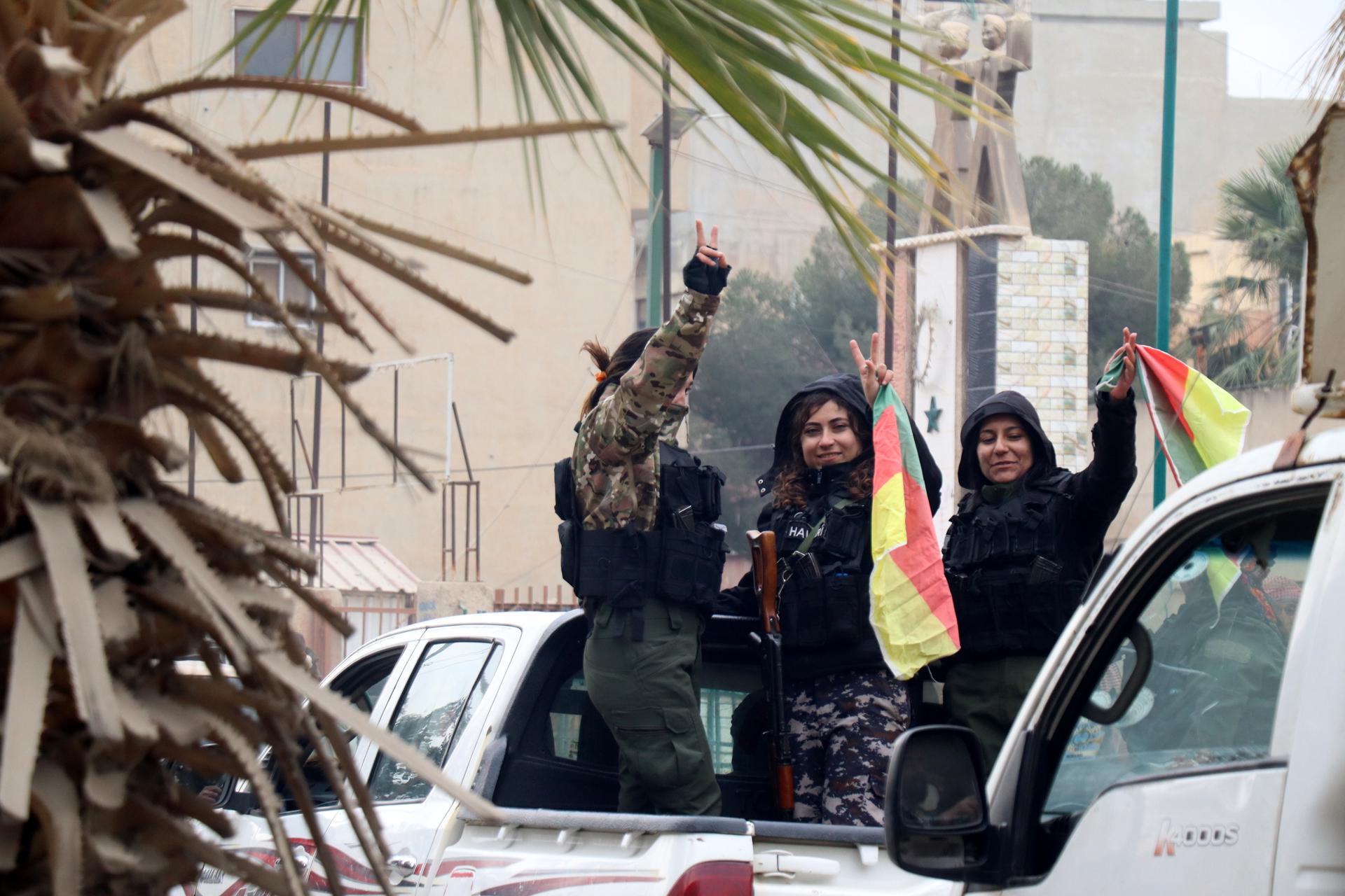 Lluitadores de les Forces Democràtiques Sirianes celebren la caiguda del règim a Al-Hasakah (fotografia: Ahmed Mardnli).