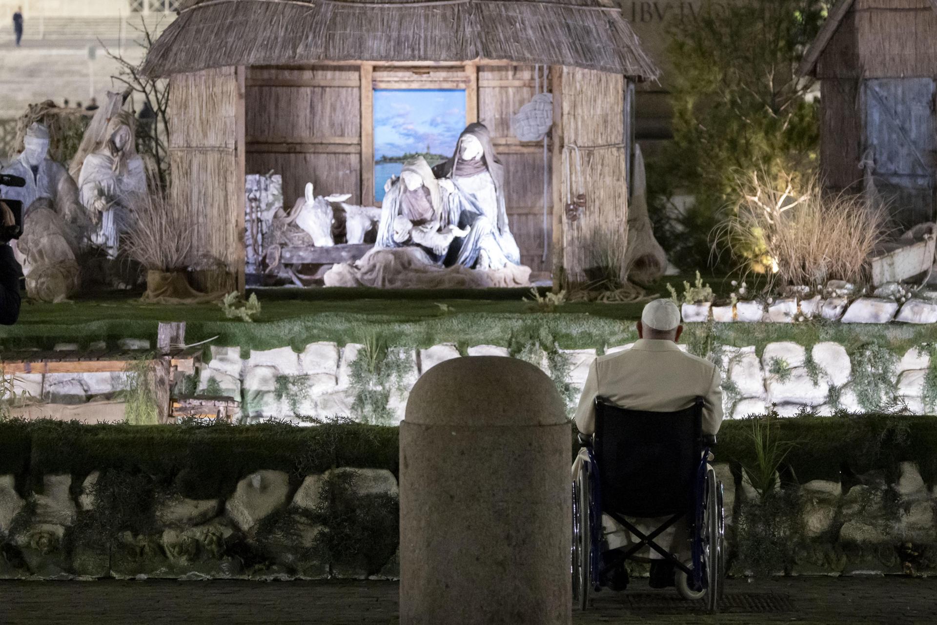 Francesc, mirant el pessebre del Vaticà