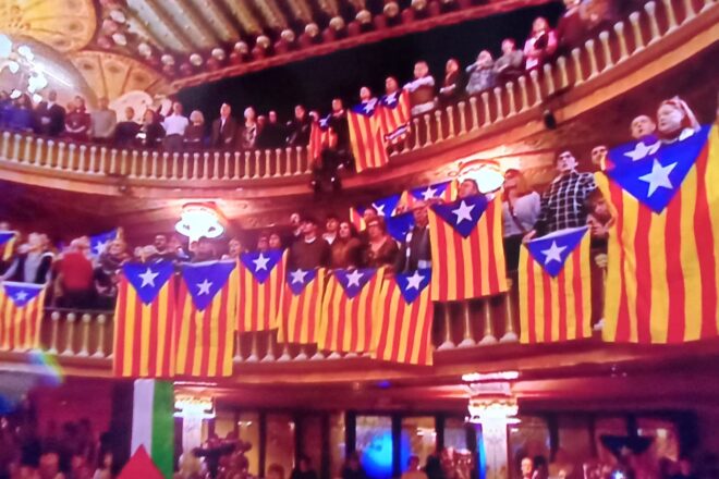 [VÍDEOS] Estelades i crits d’independència al concert de Sant Esteve al Palau de la Música