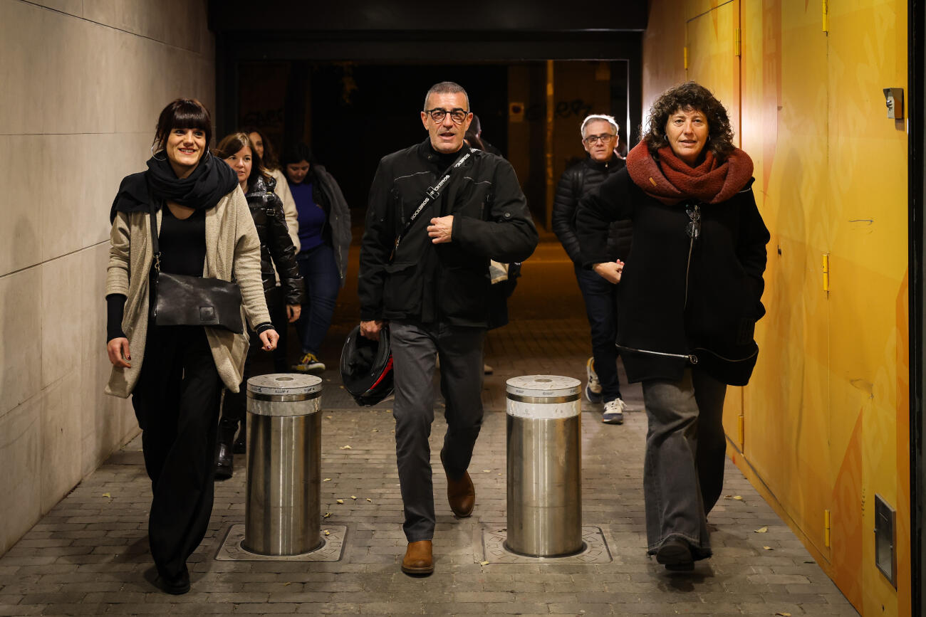 Alba Camps, Xavier Godàs i Teresa Jordà, membres de la candidatura de Nova Esquerra Nacional, la nit electoral, entrant a la seu nacional d'ERC (fotografia: ACN).