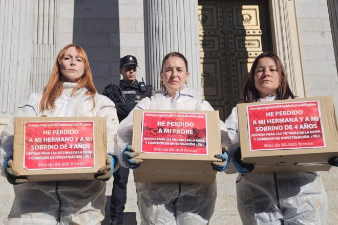 Familiars de morts per la gota freda lliuren 90.000 signatures al congrés espanyol i demanen justícia