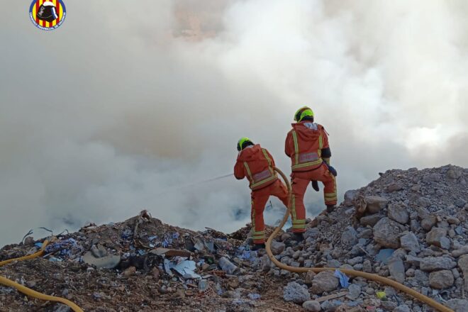 Un incendi en un abocador de residus de la gota freda a Alberic crea una gran fumarada