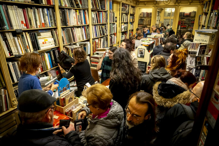 Llargues cues per a comprar a la llibreria Sant Jordi