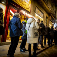 Llargues cues per a comprar a la llibreria Sant Jordi, en perill de tancament després de la mort del propietari