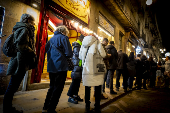 Llargues cues per comprar a la llibreria Sant Jordi, que tanca després de la mort del propietari