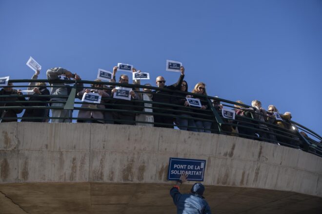 Veïns de la Torre bategen de manera popular el “Pont de la Solidaritat” per homenatjar els voluntaris de la gota freda