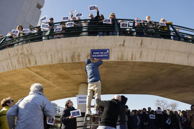 Veïns de la Torre bategen de manera popular el “Pont de la Solidaritat” per homenatjar els voluntaris de la gota freda