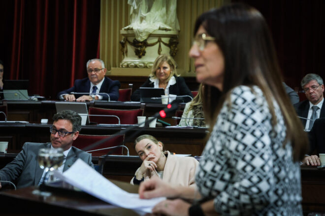 El PP cedeix a Vox i abaixa la nota mínima de català per als certificats a les Illes