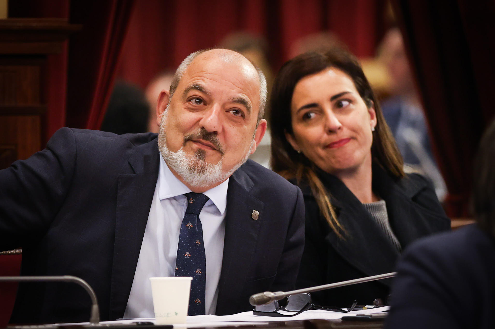 El diputats de Vox Sergio Rodríguez i Idoia Ribas durant un ple al parlament (fotografia: Martí Gelabert)