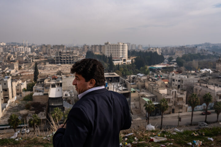 D'ençà que va caure el règim sirià, Abdelaziz Shamah s'ha dedicat a entrevistar veïns de Hama sobre les seves experiències i records de la matança del 1982 a la ciutat (fotografia: Salwan Georges/The Washington Post).